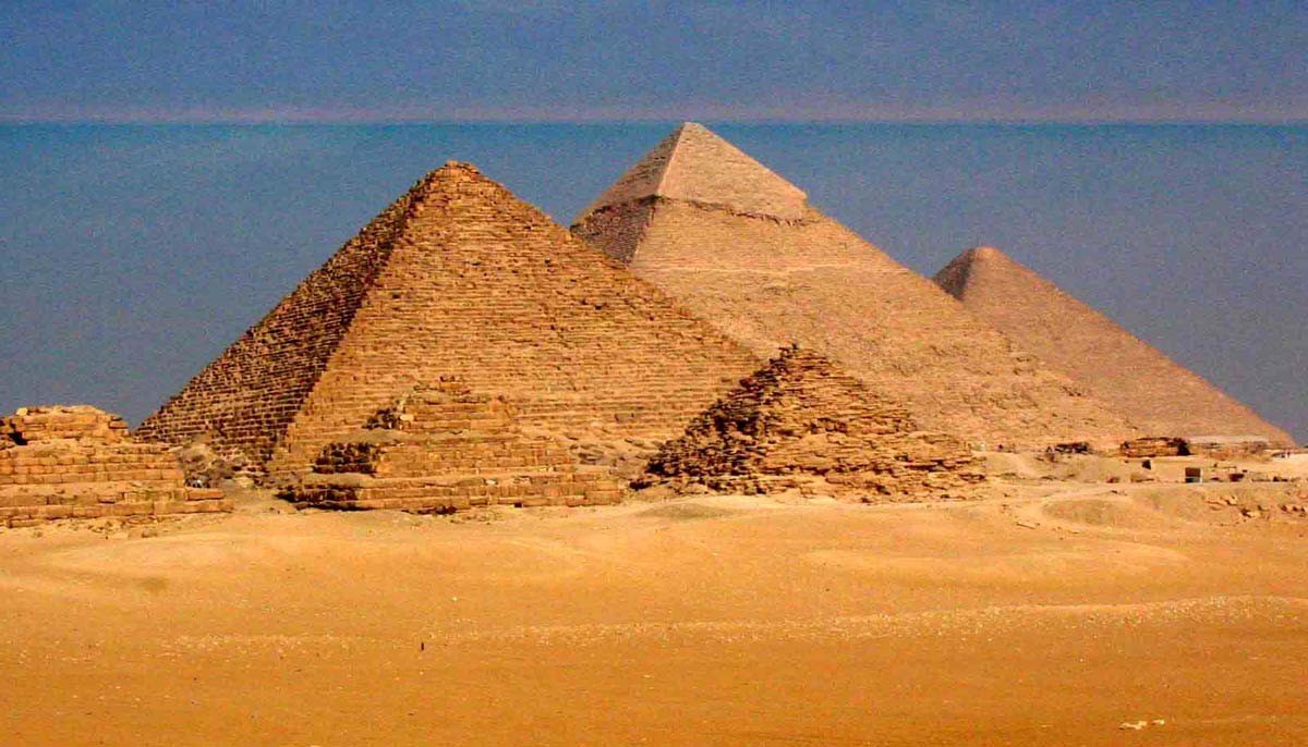 Tổ hợp kim tự tháp vĩ đại tại cao nguyên Giza - Ai Cập